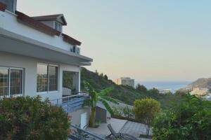 una casa con balcone affacciato sull'oceano di Monte Mare Rhodes a Ixiá
