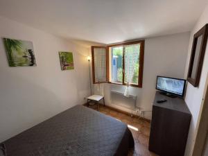 Televízia a/alebo spoločenská miestnosť v ubytovaní Charmant Pavillon T2 Cabine, 6 Couchages, Cour Privée, Piscine, Parking, Proche Plage - St Cyprien - FR-1-106-34