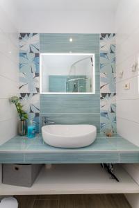 ein Badezimmer mit Waschbecken und Spiegel in der Unterkunft Villa Diana in Zaton bei Nin in Zaton