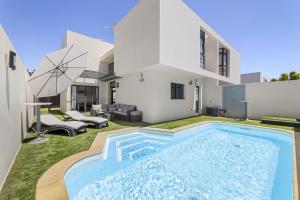 basen na podwórku domu w obiekcie Villa Paula Costa Teguise w Costa Teguise