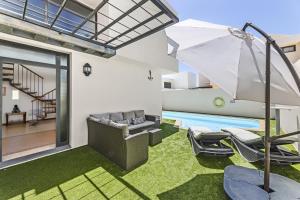 Basen w obiekcie Villa Paula Costa Teguise lub w pobliżu