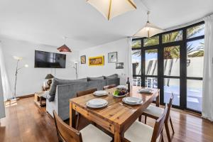 Telewizja i/lub zestaw kina domowego w obiekcie Villa Paula Costa Teguise