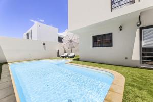 Basen w obiekcie Villa Paula Costa Teguise lub w pobliżu