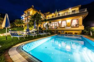Bazén v ubytování Hotel Cristallo nebo v jeho okolí