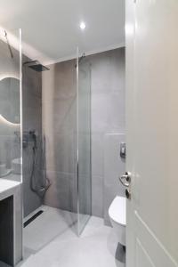シビリにあるSamel Hotelのバスルーム(ガラス張りのシャワー、トイレ付)