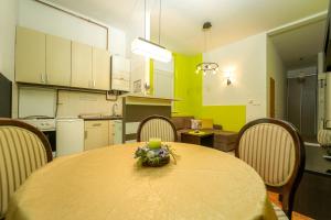 Kuchyň nebo kuchyňský kout v ubytování 1BDR in Heart of City Center