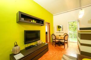 TV a/nebo společenská místnost v ubytování 1BDR in Heart of City Center