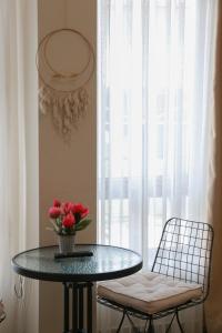 オフリドにあるZade Apartmentsの花瓶付きテーブルと椅子2脚