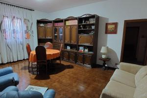 een woonkamer met een tafel en een bank bij Casa Rosata in Magliano Sabina