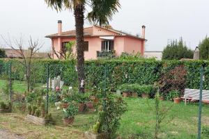 een hek voor een huis met planten bij Casa Rosata in Magliano Sabina