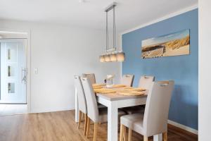 una sala da pranzo con tavolo e sedie bianchi di Ferienanlage Kappeln a Kopperby