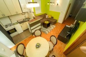 Kuchyň nebo kuchyňský kout v ubytování 1BDR in Heart of City Center