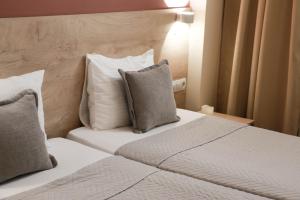 オフリドにあるZade Apartmentsのホテルルーム ベッド2台&枕付