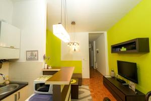 TV a/nebo společenská místnost v ubytování 1BDR in Heart of City Center + 5 fotografií