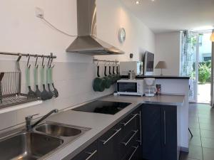 Η κουζίνα ή μικρή κουζίνα στο HOMEYPIC T3 en rez de jardin proche de Lyon +7 φωτογραφίες