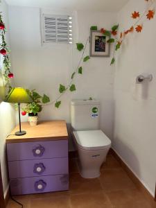 クリェラにあるBeauty Gardenのバスルーム(トイレ付)、テーブル(ランプ付) +32枚の写真