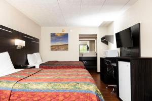 Katil atau katil-katil dalam bilik di Paragon Inn Hillsboro