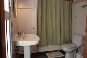 łazienka z umywalką, toaletą i prysznicem w obiekcie Cozy apartment in Puerto de Naos 45 m² mountain view w mieście Puerto Naos