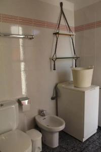 biała łazienka z toaletą i umywalką w obiekcie Cozy apartment in Puerto de Naos 45 m² mountain view w mieście Puerto Naos