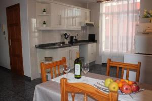 Kuchnia lub aneks kuchenny w obiekcie Cozy apartment in Puerto de Naos 45 m² mountain view