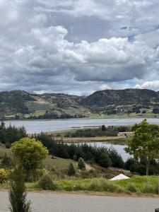 a view of a lake with mountains in the background at Brisas del lago - Chalet in Aquitania