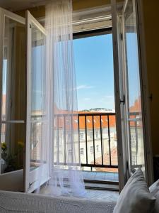 Postel nebo postele na pokoji v ubytování Extralarge Queen Room in the Heart of Bratislava with Terrace