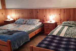 Ένα ή περισσότερα κρεβάτια σε δωμάτιο στο Urokliwy domek blisko jeziora Żarnowieckiego, Nadole