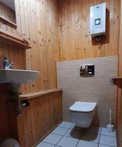 Ένα μπάνιο στο Urokliwy domek blisko jeziora Żarnowieckiego, Nadole