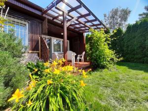 Κήπος έξω από το Urokliwy domek blisko jeziora Żarnowieckiego, Nadole