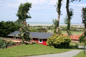 une maison rouge avec vue sur l'océan dans l'établissement Le Randodo, à Quiberville