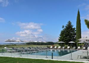 Bazén v ubytování Everness Hotel & Resort nebo v jeho okolí