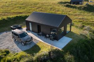 una vista dall'alto di un camion parcheggiato davanti a una casa di Svartaborg a Húsavík