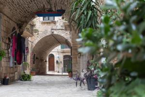 an alley with an archway in a stone building at Zelda Casa Vacanza in Giovinazzo