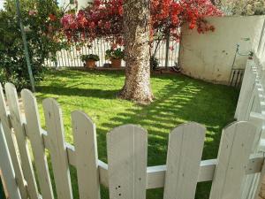 A garden outside Casa al Mare con Giardino Privato