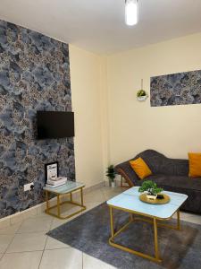 Un televizor și/sau centru de divertisment la Bella Homes Thika Town