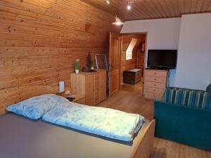 A bed or beds in a room at BIO-Peisingerhof