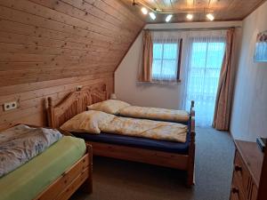 A bed or beds in a room at BIO-Peisingerhof