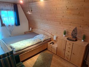 A bed or beds in a room at BIO-Peisingerhof