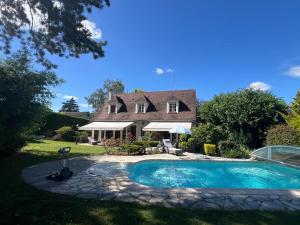 a house with a swimming pool in the yard at Villa proche Paris et Versailles in Orgeval