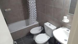 メンドーサにあるDepartamento Nuevo Planta Bajaの白いトイレと洗面台のあるバスルーム +10枚の写真