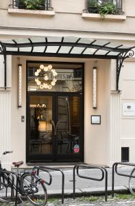 a group of bikes parked in front of a store at Hôtel Artemisia Montmartre in Paris