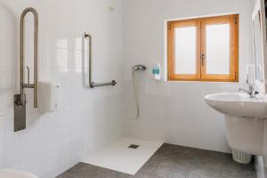 Un baño blanco con lavabo y ducha. en Vila Vilariño Albergue Hotel & Restaurante, en Ourense 19 fotos más