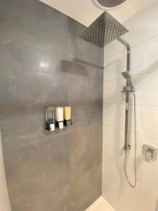 Ένα μπάνιο στο 4 bedroom 2 bath renovated with spa king bed and free arcade games sleeps 10 +12 φωτογραφίες