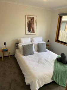 Ένα ή περισσότερα κρεβάτια σε δωμάτιο στο 4 bedroom 2 bath renovated with spa king bed and free arcade games sleeps 10