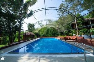 Bazén v ubytování Wayanad Kuruva Isles Jungle Resort nebo v jeho okolí