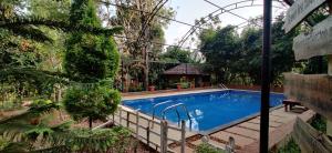 Bazén v ubytování Wayanad Kuruva Isles Jungle Resort nebo v jeho okolí