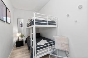 Cette chambre comprend 2 lits superposés et une chaise. dans l'établissement Vatnsstigur Apartment, à Reykjavik