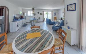 Η κουζίνα ή μικρή κουζίνα στο Amazing Home In Saint Michel En L'herm