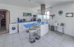 Η κουζίνα ή μικρή κουζίνα στο Amazing Home In Saint Michel En L'herm