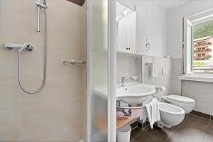 A bathroom at Residence Lagorai